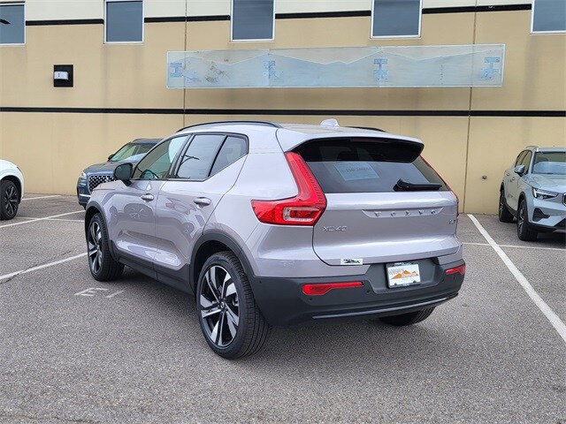 2026 Volvo XC40 photo 2