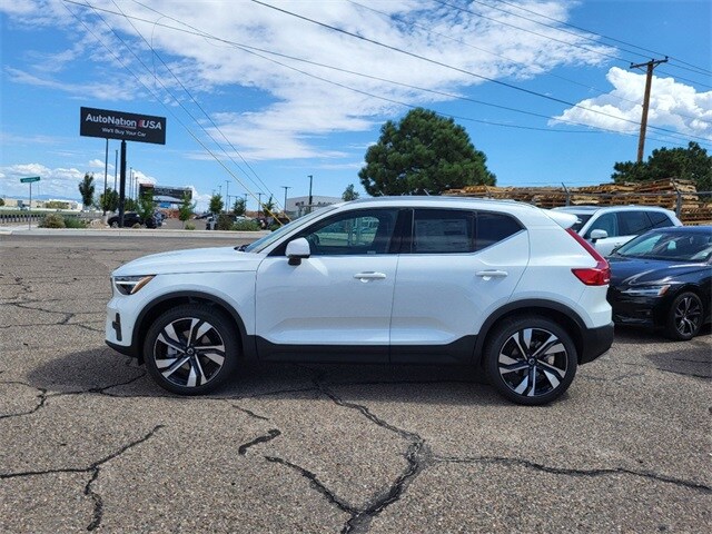 2025 Volvo XC40 Plus photo 2