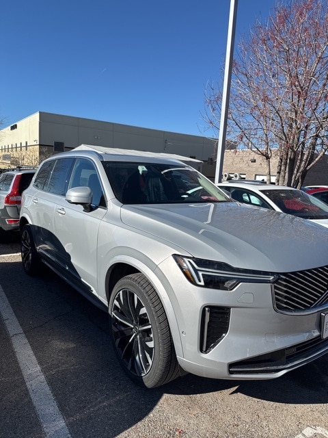 2025 Volvo XC90 Plus's photo