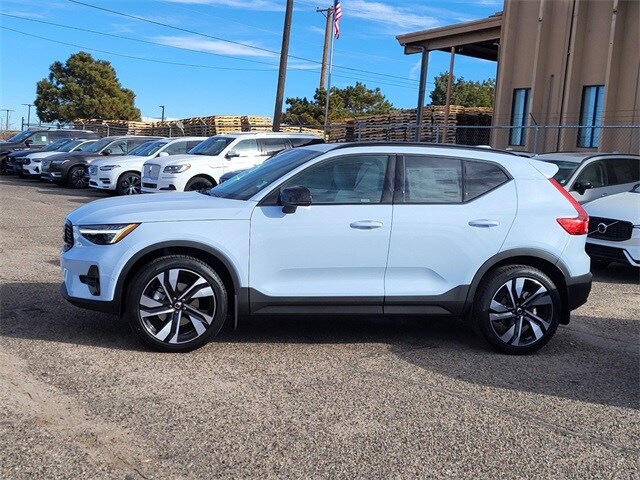 2025 Volvo XC40 photo 2