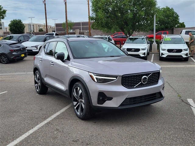 2026 Volvo XC40 photo 3