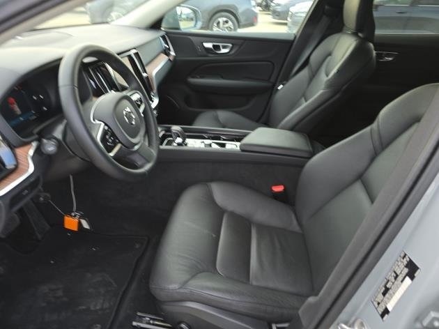 2025 Volvo V60 Cross Country B5 Plus photo 2