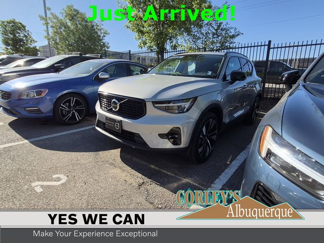 2025 Volvo XC40 B5 Plus Dark AWD's photo