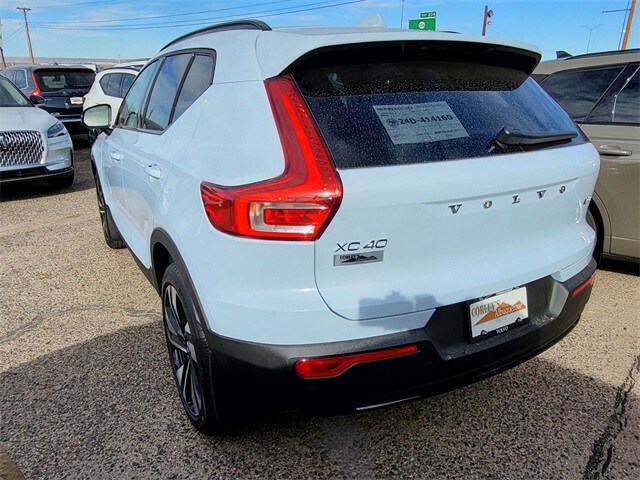 2025 Volvo XC40 photo 3