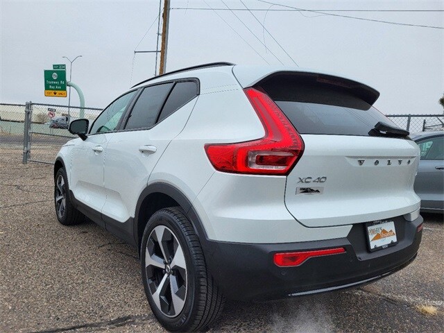2025 Volvo XC40 Plus photo 3