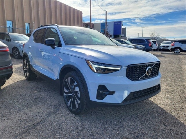 2025 Volvo XC40 photo 4