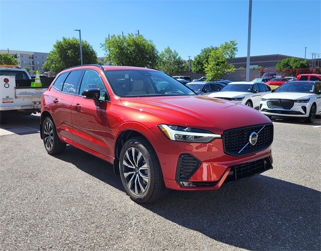 2025 Volvo XC60 B5 Plus photo 4