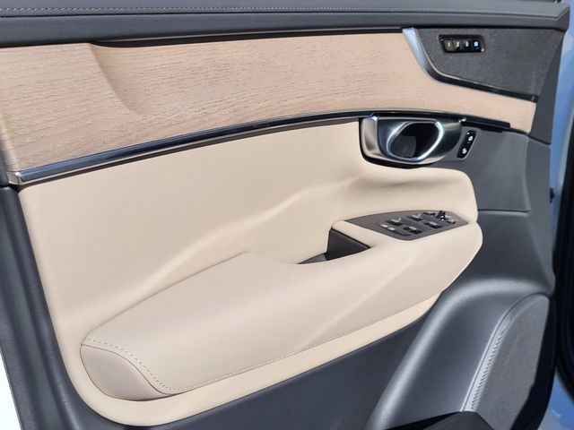 2026 Volvo XC90 Plus photo 4