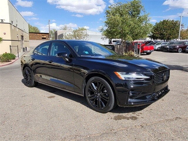 2024 Volvo S60 B5 Plus Black Edition photo 4