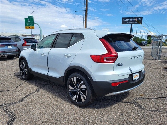 2025 Volvo XC40 Plus photo 3