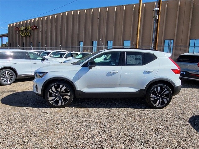 2025 Volvo XC40 Plus photo 2