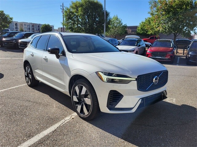 2025 Volvo XC60 Hybrid T8 Plus photo 4