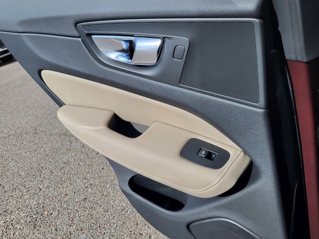 2026 Volvo XC60 Plus - Photo 11