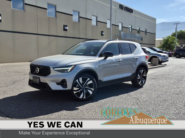 2025 Volvo XC40 B5 Plus Dark AWD's photo