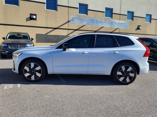 2025 Volvo XC60 Hybrid T8 Plus photo 2