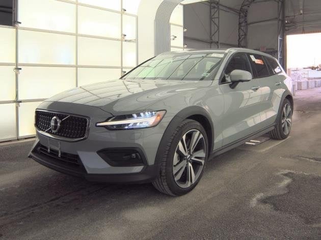 2025 Volvo V60 Cross Country Plus's photo