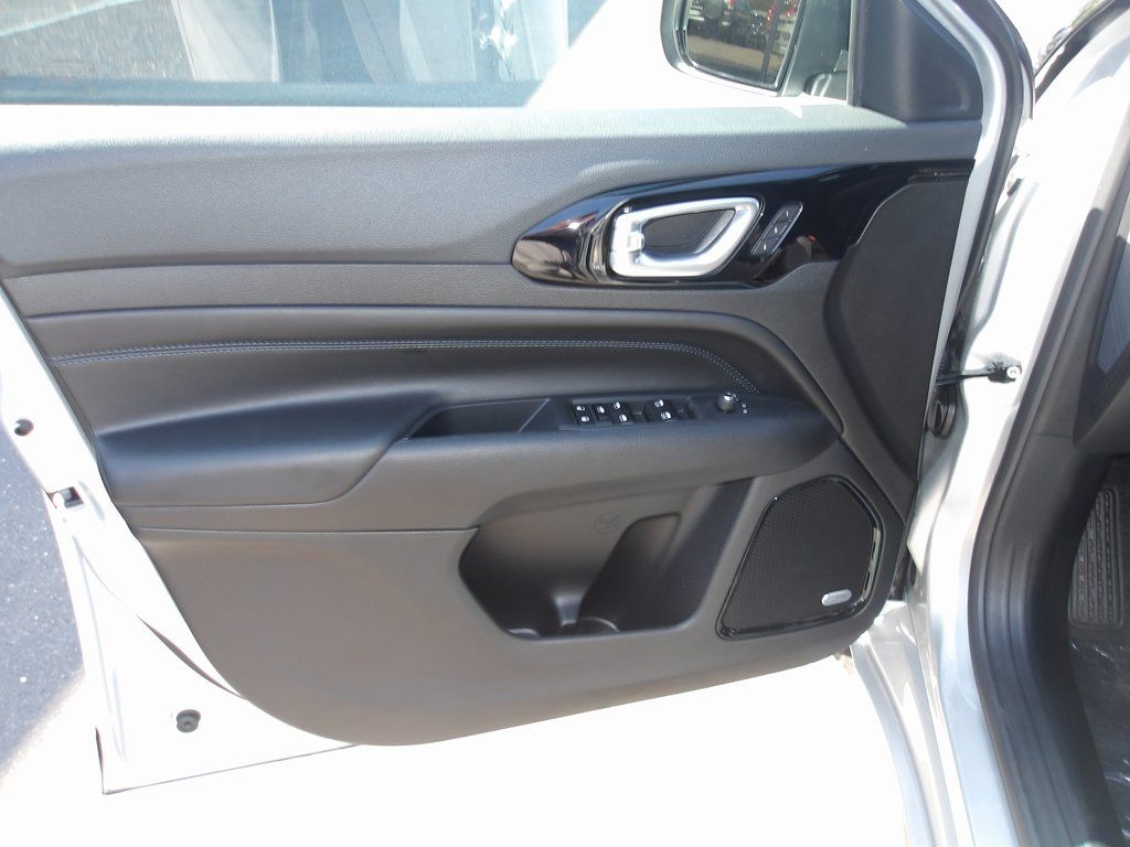 2025 Jeep Compass Limited - Photo 11