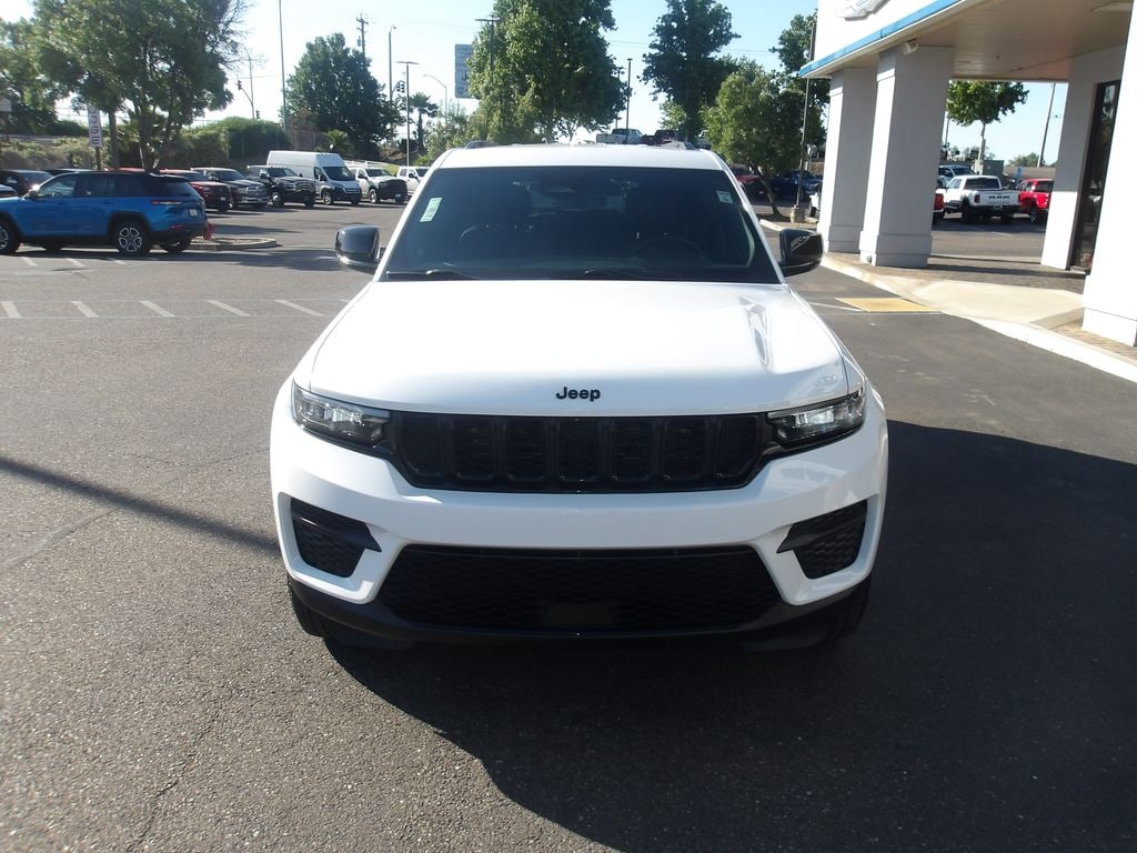 Used 2025 Jeep Grand Cherokee Altitude SUV