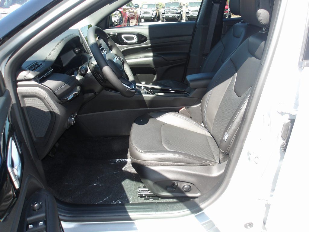 2025 Jeep Compass Limited - Photo 12