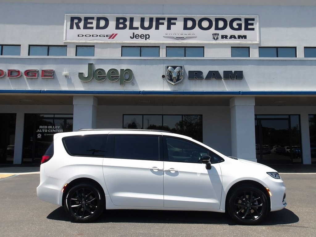 2025 Chrysler Pacifica Limited's photo