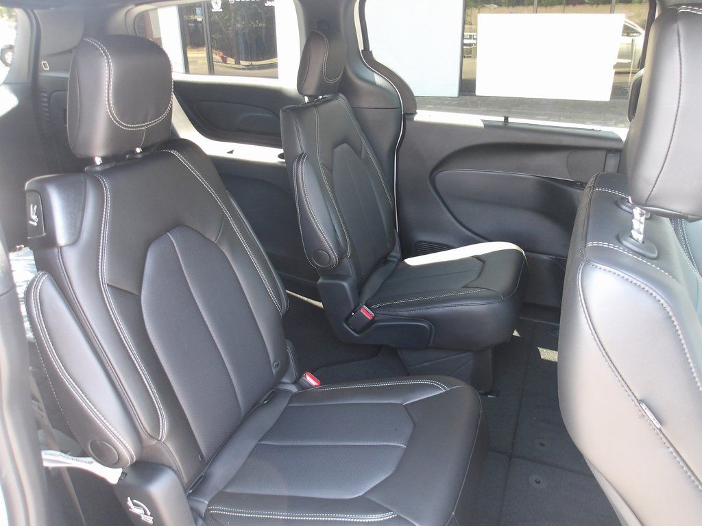 2025 Chrysler Pacifica Select - Photo 18