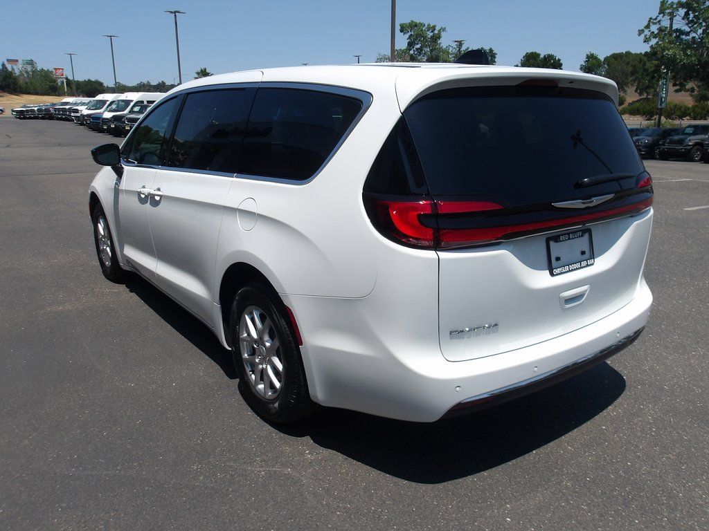 2025 Chrysler Pacifica Select - Photo 6