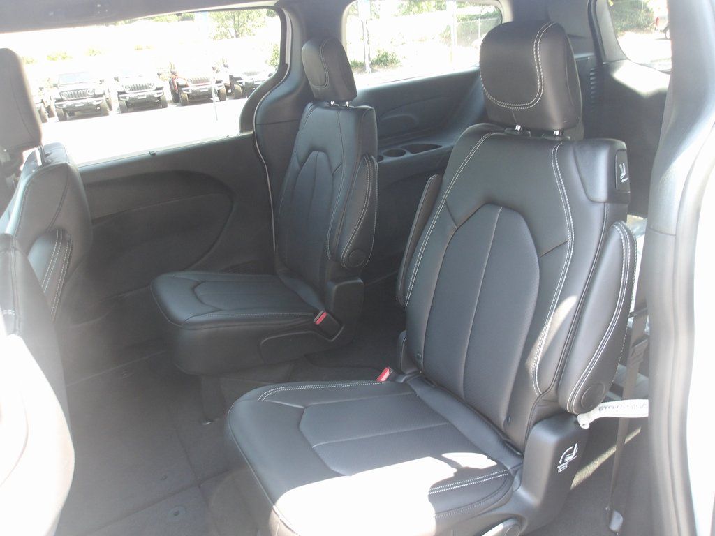 2025 Chrysler Pacifica Select - Photo 19