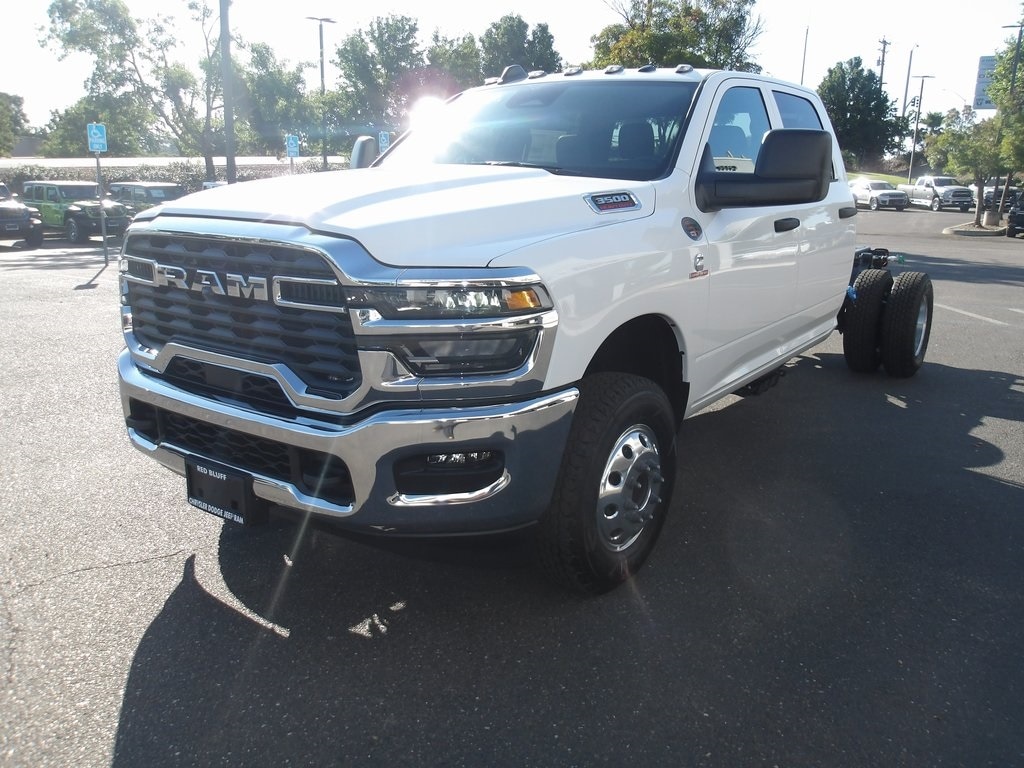 New 2025 Ram 3500 Chassis Cab 3500 TRADESMAN CREW CAB CHASSIS 4X4 60' CA Crew Cab