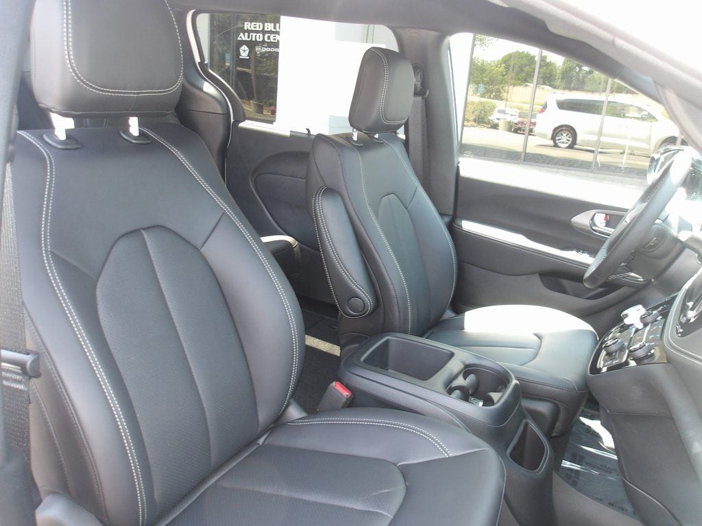 2025 Chrysler Pacifica Select - Photo 17
