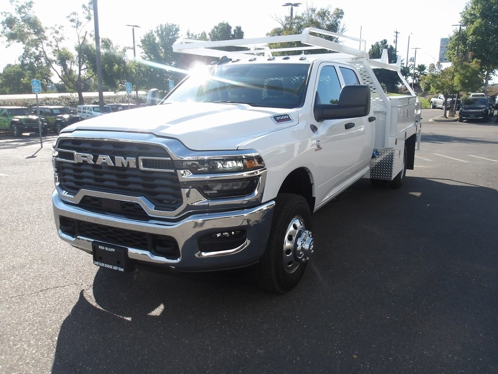 New 2025 Ram 3500 Chassis Cab 3500 TRADESMAN CREW CAB CHASSIS 4X4 60' CA Crew Cab