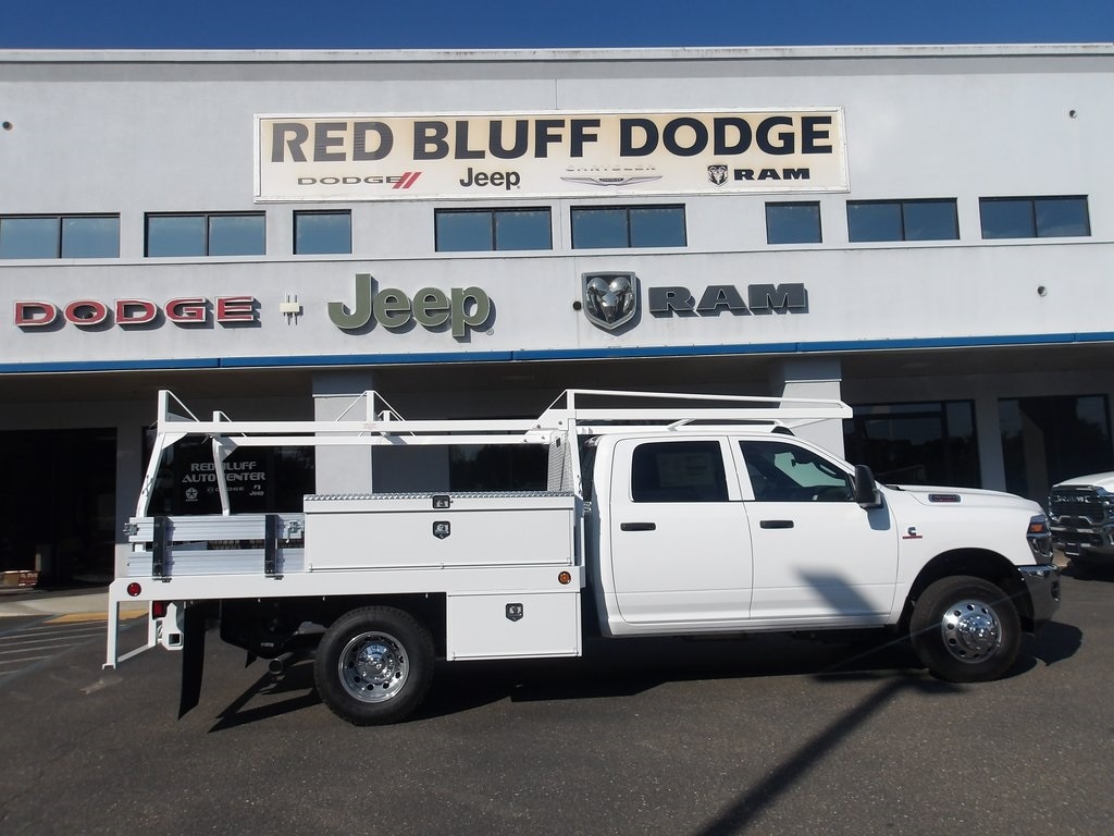 New 2025 Ram 3500 Chassis Cab 3500 TRADESMAN CREW CAB CHASSIS 4X4 60' CA Crew Cab