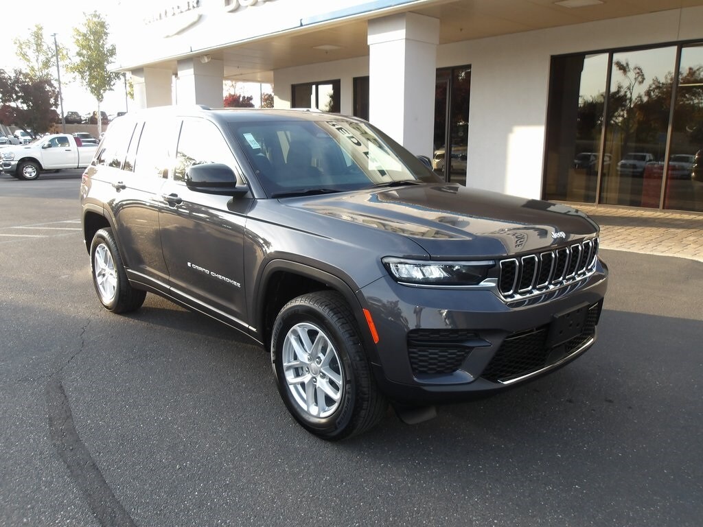 2025 Jeep Grand Cherokee Laredo X photo 2
