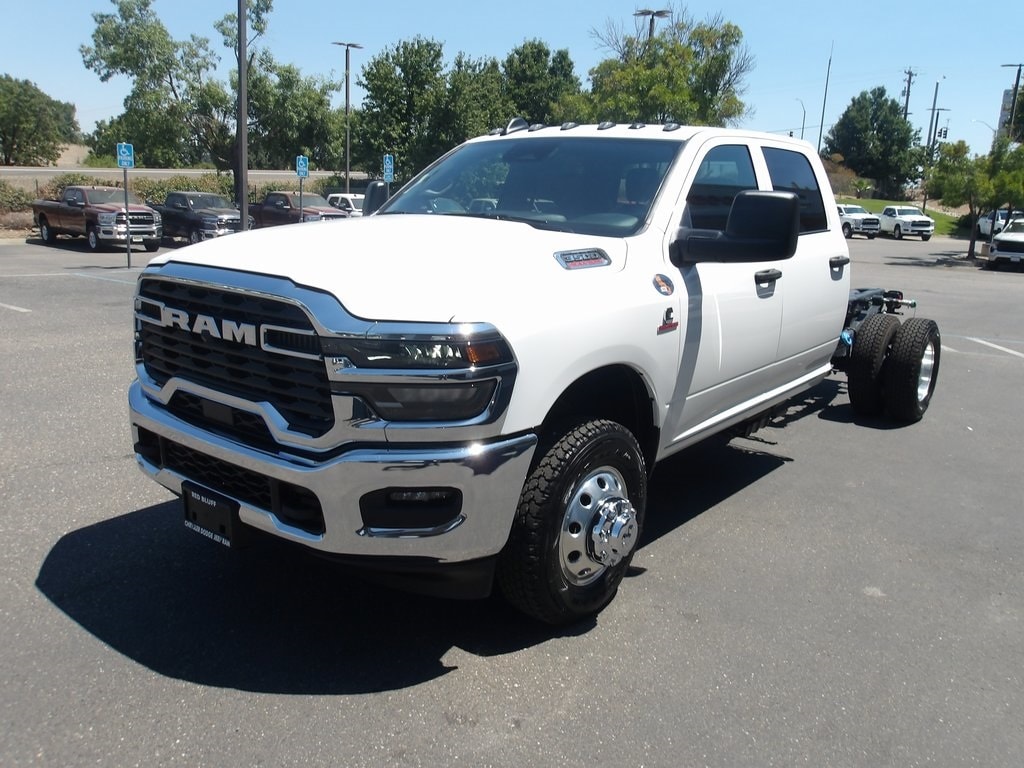 New 2025 Ram 3500 Chassis Cab 3500 TRADESMAN CREW CAB CHASSIS 4X4 60' CA Crew Cab