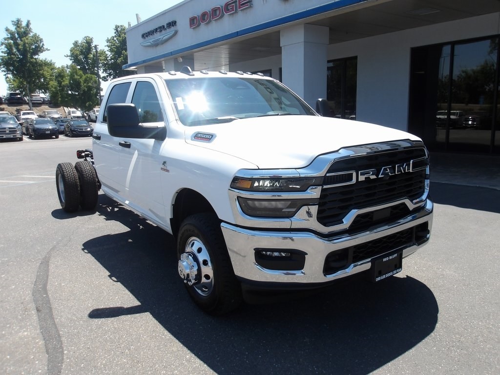 New 2025 Ram 3500 Chassis Cab 3500 TRADESMAN CREW CAB CHASSIS 4X4 60' CA Crew Cab