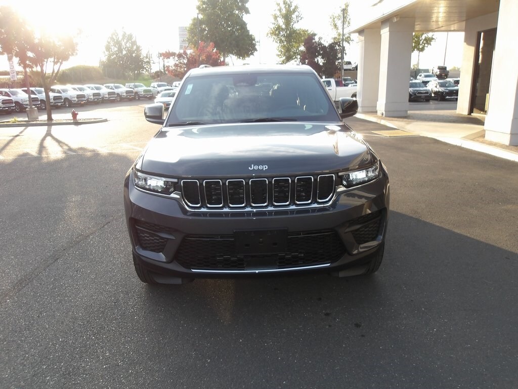 2025 Jeep Grand Cherokee Laredo X photo 3