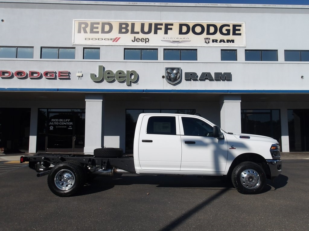 New 2025 Ram 3500 Chassis Cab 3500 TRADESMAN CREW CAB CHASSIS 4X4 60' CA Crew Cab
