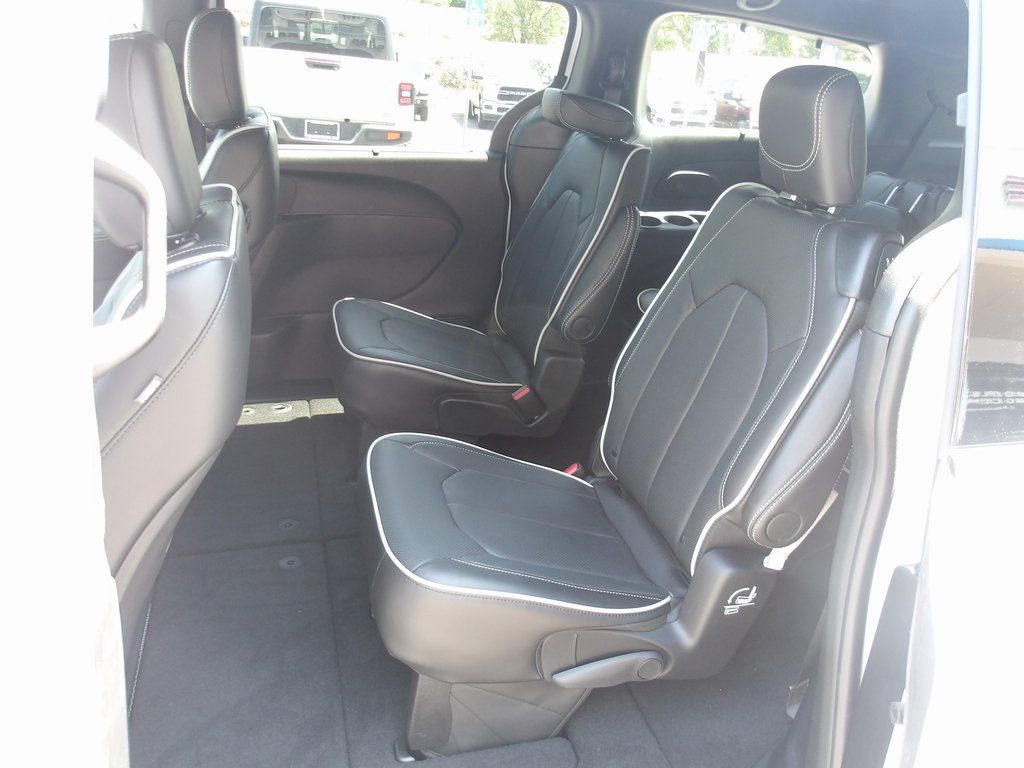 2025 Chrysler Pacifica Limited - Photo 16