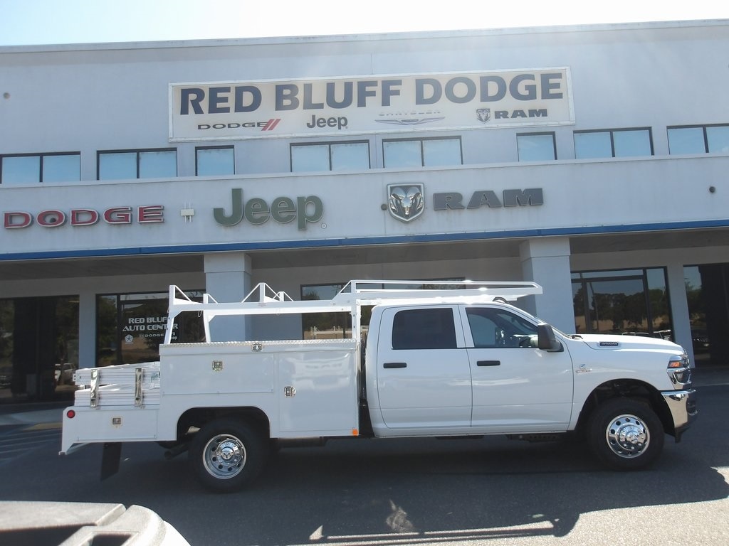New 2025 Ram 3500 Chassis Cab 3500 TRADESMAN CREW CAB CHASSIS 4X4 60' CA Crew Cab