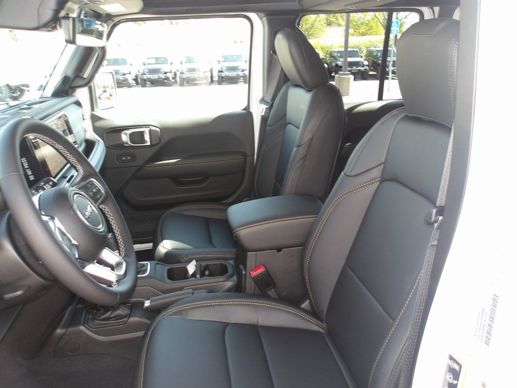 2025 Jeep Wrangler 4-Door Sahara - Photo 18