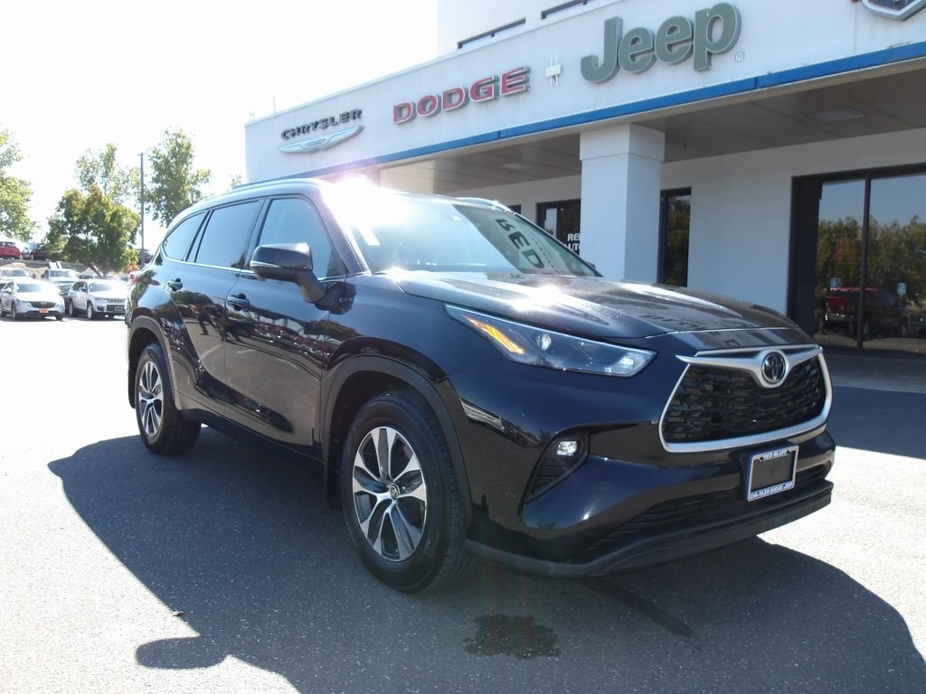Used 2022 Toyota Highlander XLE with VIN 5TDGZRBH3NS585091 for sale in Red Bluff, CA