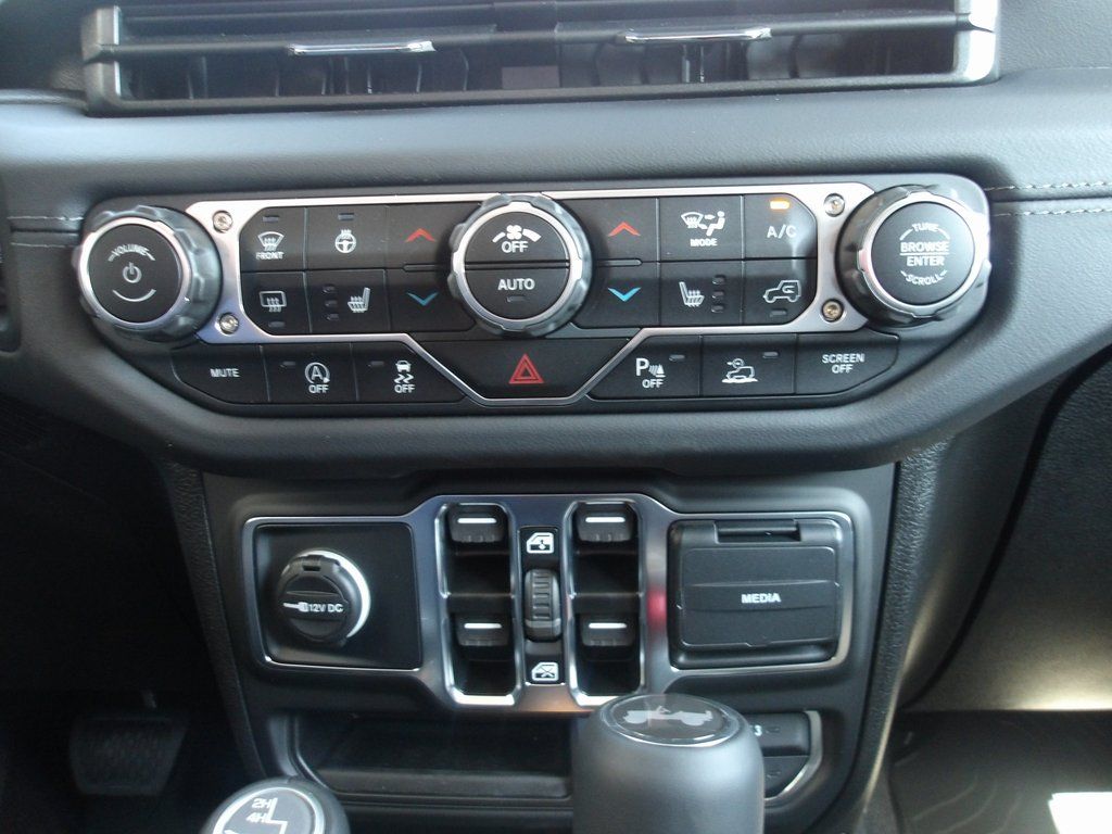 2025 Jeep Wrangler 4-Door Sahara - Photo 16