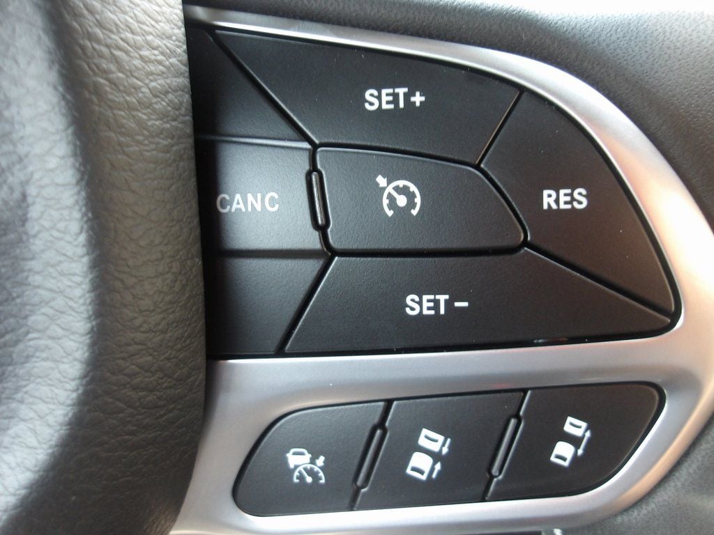 2025 Chrysler Pacifica Select - Photo 14