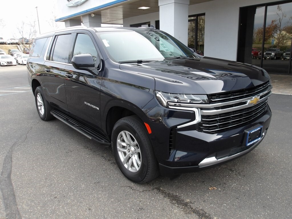 2023 Chevrolet Suburban LT photo 2