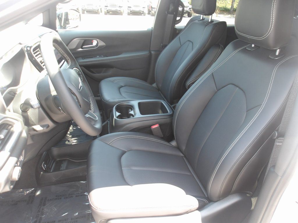 2025 Chrysler Pacifica Select - Photo 11