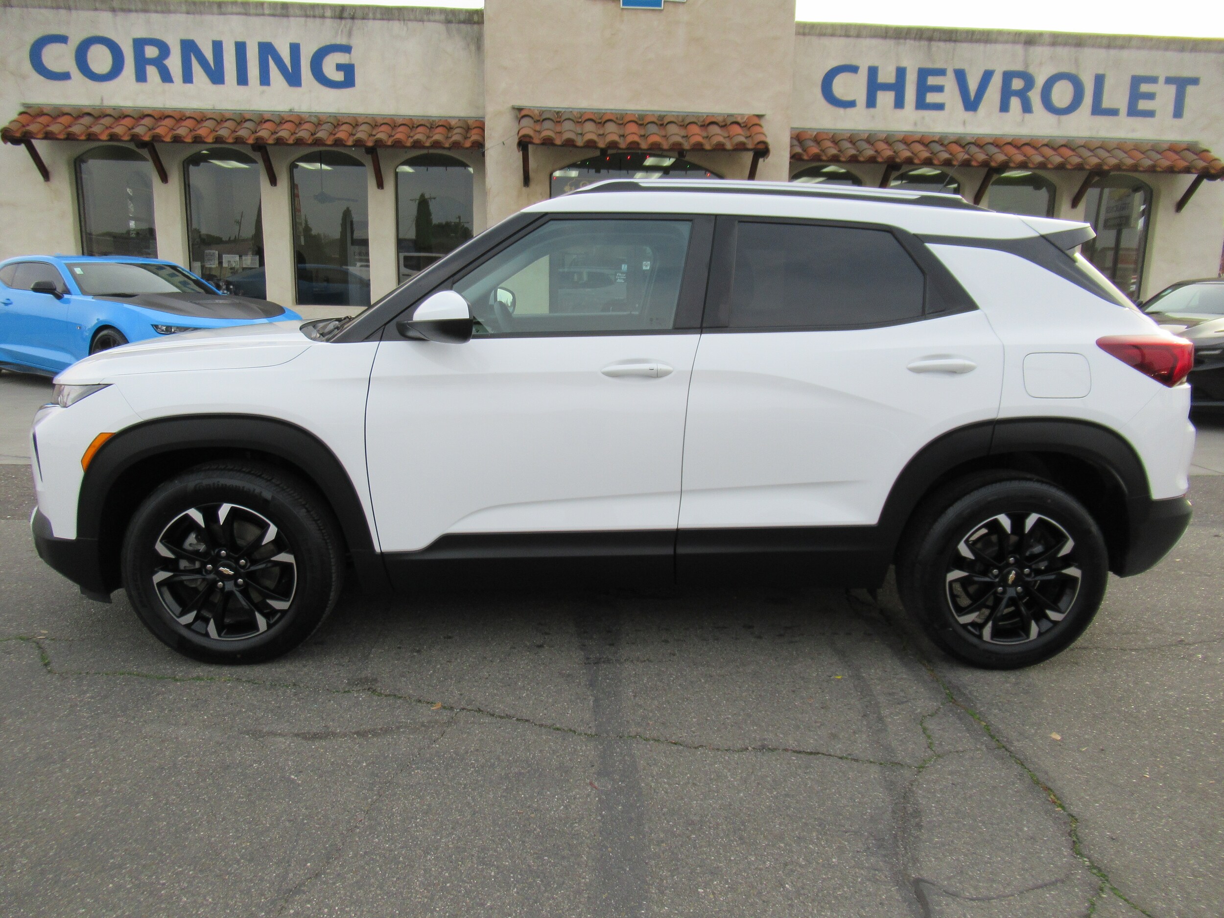 2023 Chevrolet Trailblazer LT photo 2