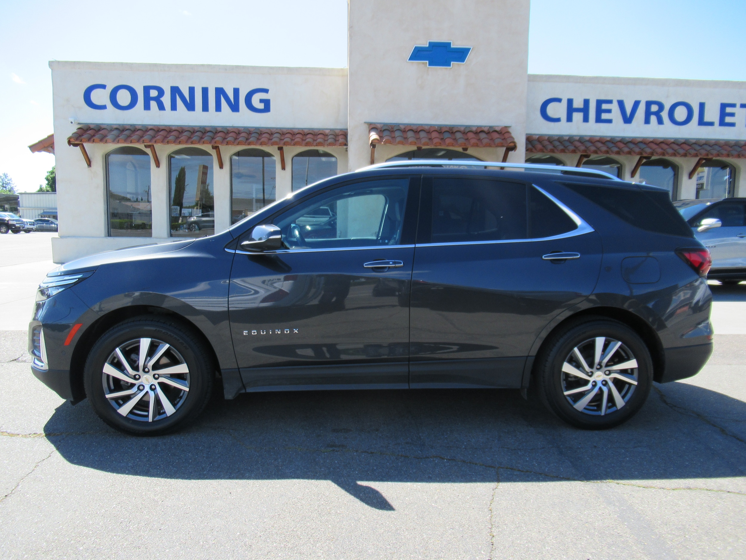 2022 Chevrolet Equinox Leather photo 2