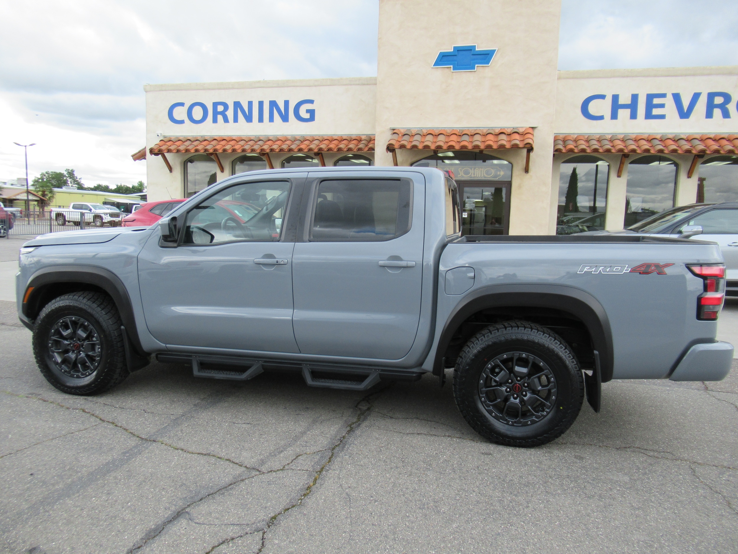 2023 Nissan Frontier Leather photo 6