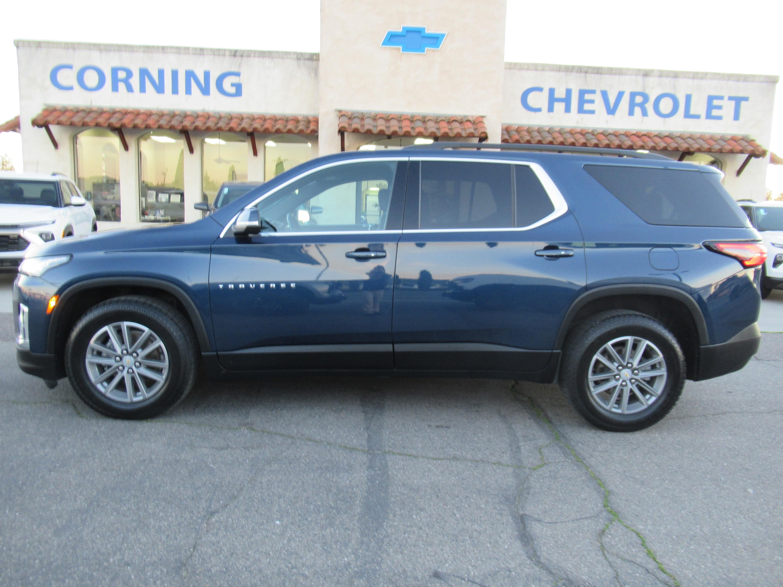 Used 2022 Chevrolet Traverse 3LT with VIN 1GNEVHKW6NJ148668 for sale in Corning, CA