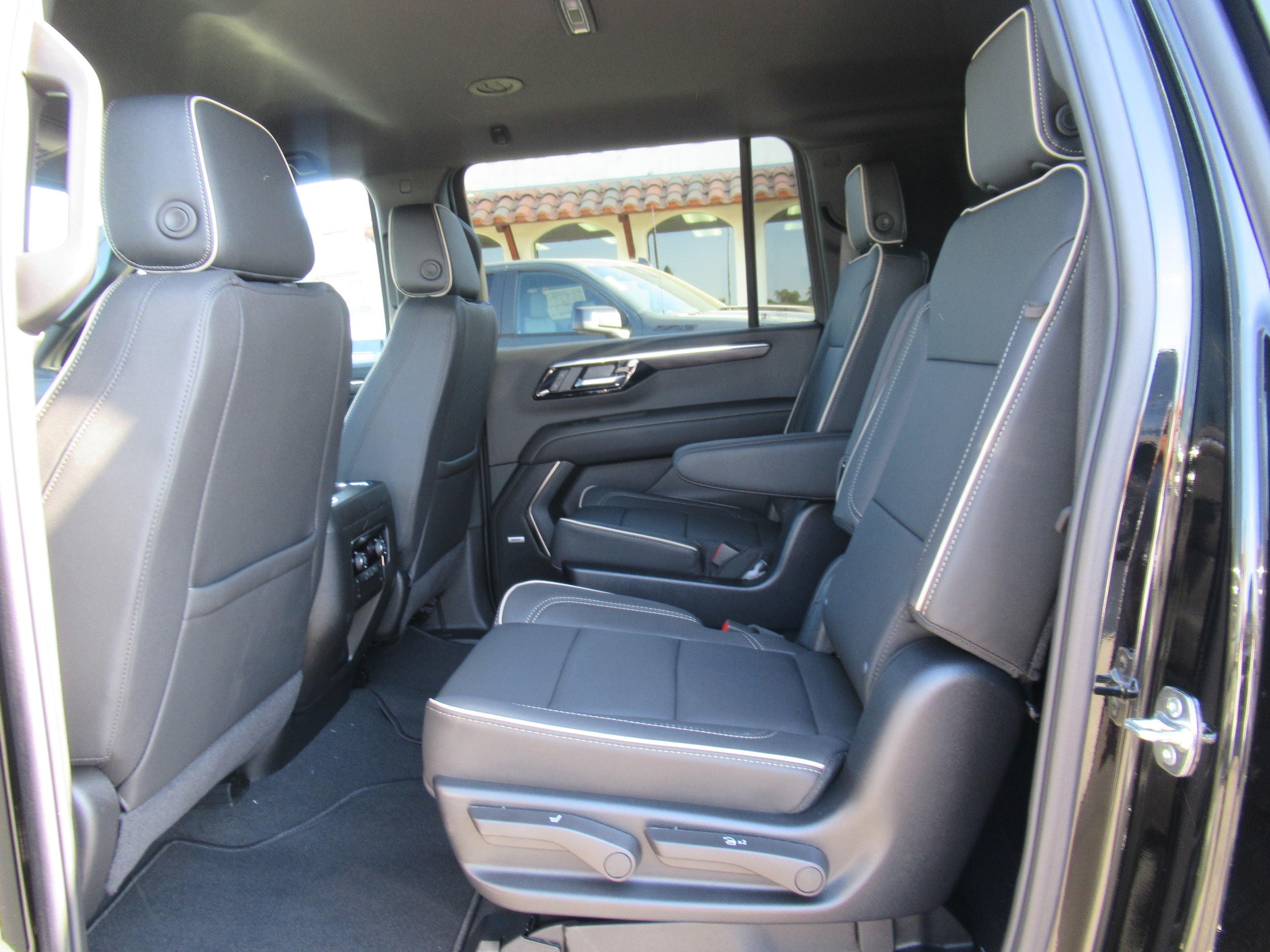 2025 Chevrolet Suburban Premier - Photo 9