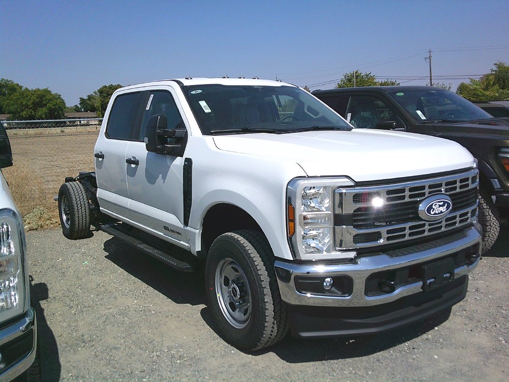 2027 Ford F-350 Chassis XL Truck Crew Cab